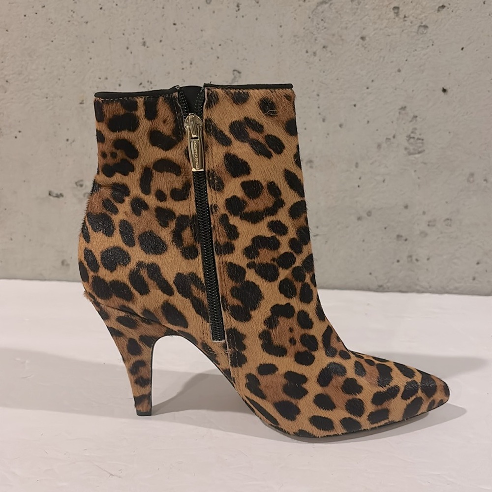 Vince Camuto Nandi 2 Calf Hair Leopard Print Pointed Toe Booties - Size 7.5 - Picture 5 of 10